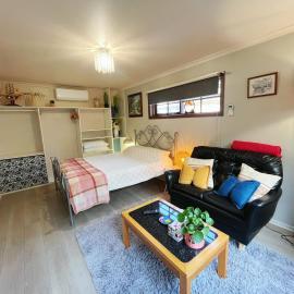 Sunny Garden Home - Massage Chair - Near Beach & CBD, hotelli kohteessa Kingston Beach