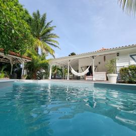 Maison créole de charme avec Piscine privée et écrin tropical, hotel in Le François