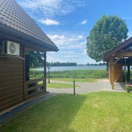Bajkowa Przystań domki nad jeziorem, hotel a Żoń