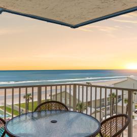 Stunning 2bd 2ba Condo - Ocean Front Complex in New Smyrna Beach, hotel in New Smyrna Beach