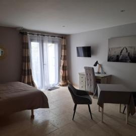 logement indépendant avec terrasse privative dans les Alpilles, hotel a Aureille