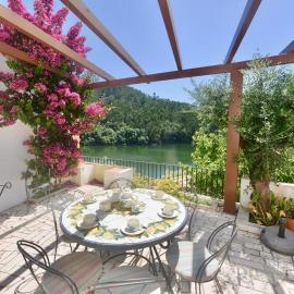 Riverside - Lovely river-view 3 bedroom house โรงแรมในดอร์เนส