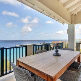 Penthouse on the Bay in Chachacha Beach Apartments