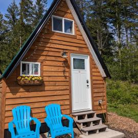 Farmhouse cabin on family farm, hôtel à Powell River