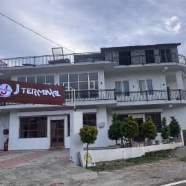 J Terminal Hotel & Cafe, hotel en Barkot