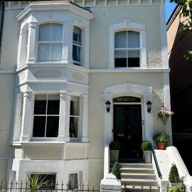 Willesden, Apartment 2, A beautifully furnished and spacious apartment located in the heart of Llandudno, Hotel in Llandudno