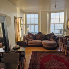 Flat next to port and cliffs with parking, hotel in Dover