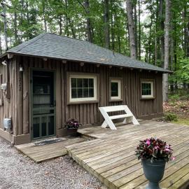 The Higgins Lake Hideaway - Super Cute!、Roscommonのホテル