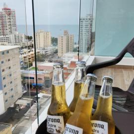 Hermoso Apartamento con doble vista Mar y montaña tipo Loft cerca a la playa instalaciones nuevas, ξενοδοχείο σε Gaira