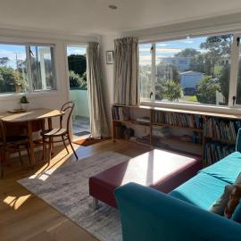 Sunny cosy getaway near beach, hotel in Paekakariki