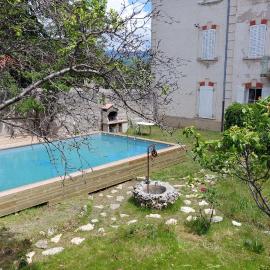 Appartement dans maison de caractère avec piscine, hotel a Banon