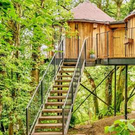 Treehouse In Devon - riverside woodland hideaway, hotel a Beaworthy