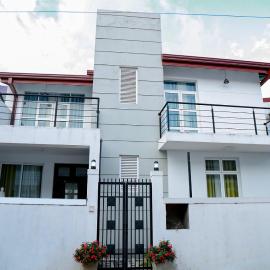 Rose Villa-AC 3 Bed rooms,15 mins to airport with gated community & swimming pool