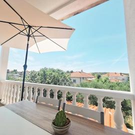 Cozy Apt 1 Min to the Sea - Private Terrace - Free Parking