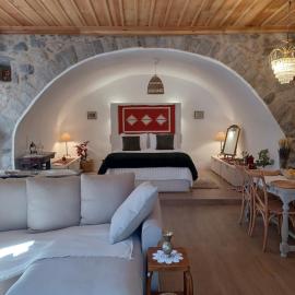Theta Guesthouse، فندق في ستيمنيتسا