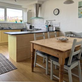 Lovely Spacious Bright Apartment Close To Falmouth Centre, hotel in Falmouth