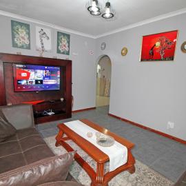 Peaceful 4 Bedroom Flat in Germiston with WI-FI