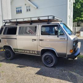 Sleep inside a classic Volkswagen Syncro van in central Svolvær, close to public showers and toilets NO PARKING, Hotel in Svolvær
