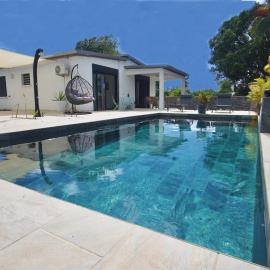 Villa du Beau Vallon 2 classée 4 étoiles Jacuzzi privatif et piscine chauffée partagée, hotel Saint-Benoît-ban