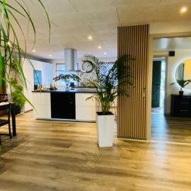 Home Away From Home, hotel en Løsning