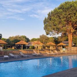 Eden Cala Rossa appartement 3 chambres et grande terrasse dans résidence hotelière Fiori di Cala Rossa à Lecci, avec grande piscine chauffée