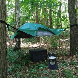 Baumzelt mitten im Wald bis 180kg, hotel in Selmsdorf