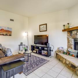 Sedona Condo on Golf Course w/ Pool Access!، فندق في سيدونا