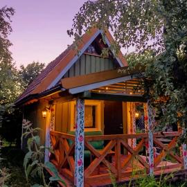 Happy Hippy Cabin for 4 persons, hotelli kohteessa Gataučiai
