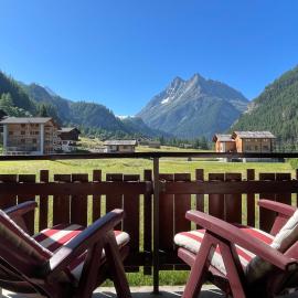 Grand appartement calme avec vue, balcon et parking couvert