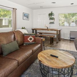 Cozy Bungalow Home in the Heart of Stowe Village, hotel a Stowe