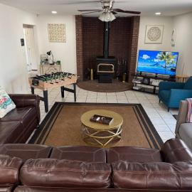 Charming 3 Bedroom Farmhouse Retreat with Open Deck, hotel a Acampo