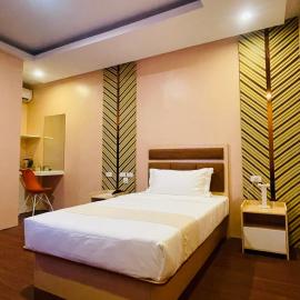 Famous Maple Hotel، فندق في انجلس