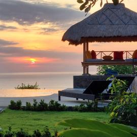 Segara Gunung 3 Bedrooms Luxury Villa with Breathtaking Sea View, hotel u gradu Temukus