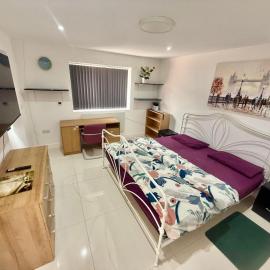 Separate One Bedroom Large Apartment in Slough, hotell i Slough