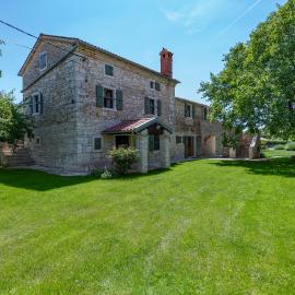 Villa Županov dvor, a beautiful stone villa with an expansive garden, hotelli kohteessa Foli