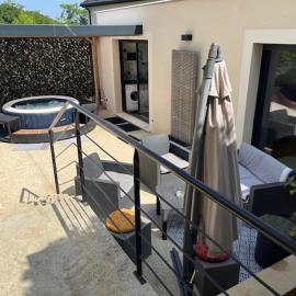 Appartement indépendant avec jacuzzi et terrasse privative, sans vis-à-vis à proximité immédiate de la gare