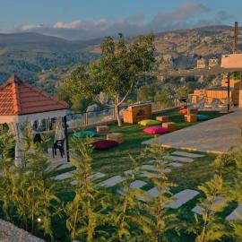The Skyloft Tarchich - Panoramic Retreat with Pool, hotel en Aswāq aş Şafşāf