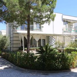 Artino 3BR Villa, pool and sport access - Perla Resort