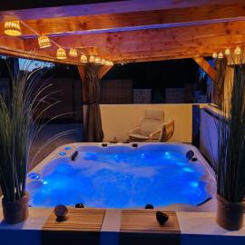 Gîte Prestige Spa Privatif & Cave Vitrée، فندق في Cléguer