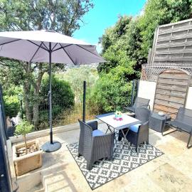 Studio rénové avec terrasse ST RAPHAEL, hotel a Saint-Raphaël