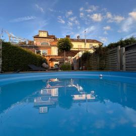 Seenahe Wohnung mit Gemeinschaftsgarten und -pool, hotel in Essen