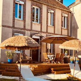 Villa Fontaine avec piscine intérieur chauffée-Maison de campagne Familiale -idéal Vacances ou Séjour Professionnel -3 chambres-Bureau séparé -Lit Bébé - Parking Facile & Gratuit、Fontaine-la-Gaillardeのホテル