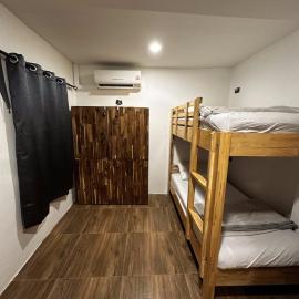 Monkey's Hostel, hótel í Ko Phangan