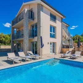 Villa Sandy Beach with outdoor pool, few seconds from the beach, hotel in Zaton