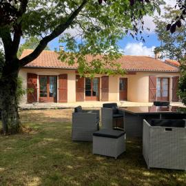 Les Murmures du Thouet – hotel w mieście Thénezay