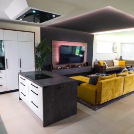 Modern lake cabin with view โรงแรมในRoudno