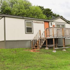 Lakefront Farm House - 34، فندق في Mead