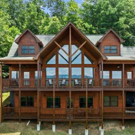 Stunning Mtn Views Sleeps 10 Hot Tub Game Room, Hotel in Mineral Bluff