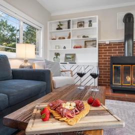 6-min walk to Lake - Home w/Fire-Pit & Pool Table, hotel a Marble Falls