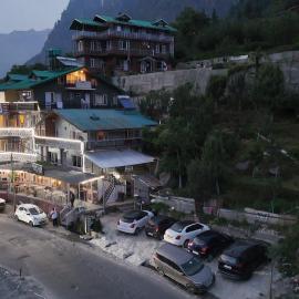 Singh Saab Rooms & Cafe, hotel in Manāli
